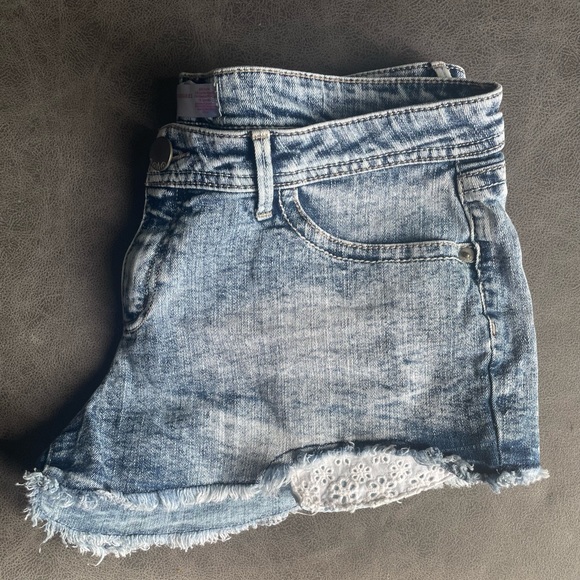 Cut off distressed jean shorts - Picture 5 of 6